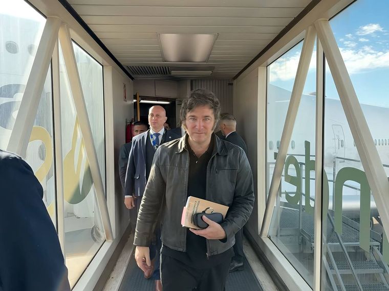 Javier Milei viajará en un vuelo de línea Foto: Presidencia
