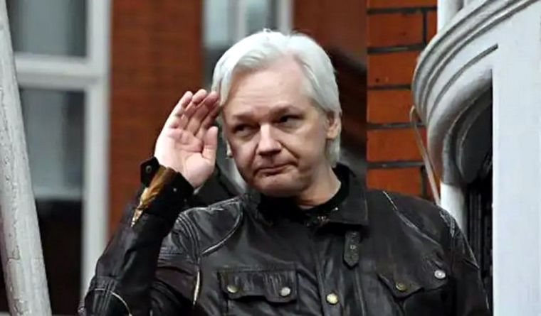 Julian Assange, cuando guardaba asilo en la Embajada de Ecuador. Foto: Efe.