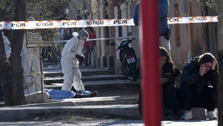 El cuerpo de la víctima tendido en la vereda y el dolor de los familiares. El cuerpo de la víctima tendido en la vereda y el dolor de los familiares.