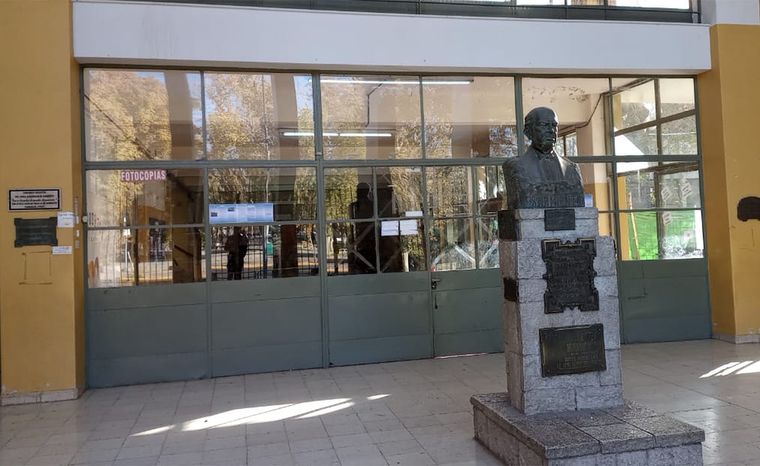En la entrada se observa uno de los tantos bustos de Sarmiento que posee la escuela Foto: Pablo Icardi