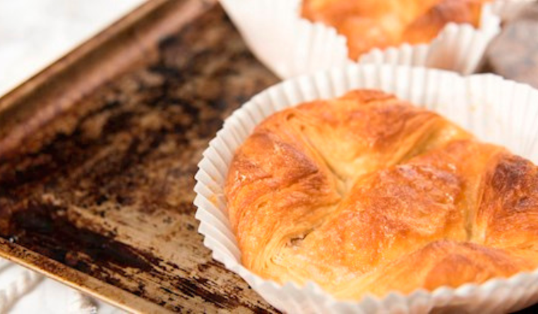 Cómo hacer un kouign-amann en casa: receta paso a paso Foto: Shutterstock