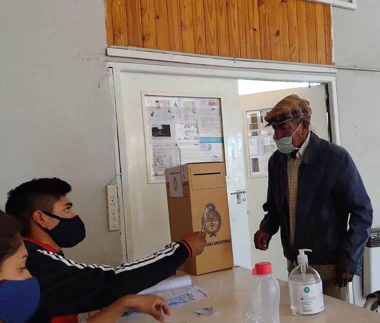 En las elecciones pasadas, Don Hilario caminó 7 kilómetros entre médanos para ir a votar. Hoy también se presentó a ejercer su derecho ciudadano