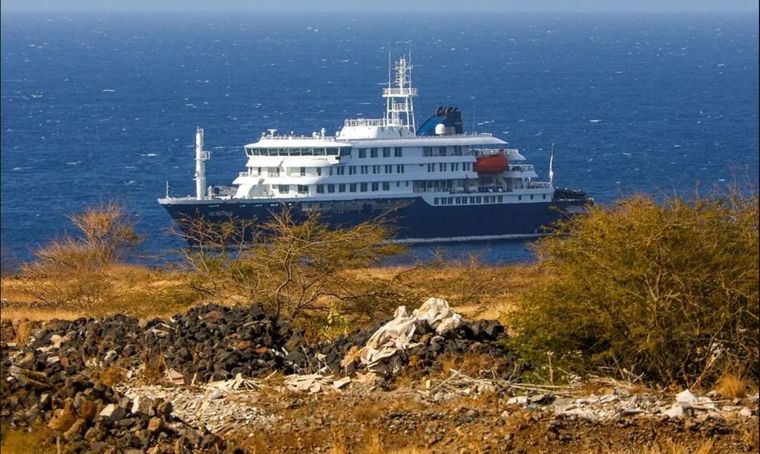 El crucero de lujo en el que se produjeron las muertes por hantavirus. Foto Efe El crucero de lujo en el que se produjeron las muertes por hantavirus. Foto Efe
