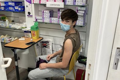 MDZol | Vacunación para un argentino en una farmacia francesa Foto: MDZ