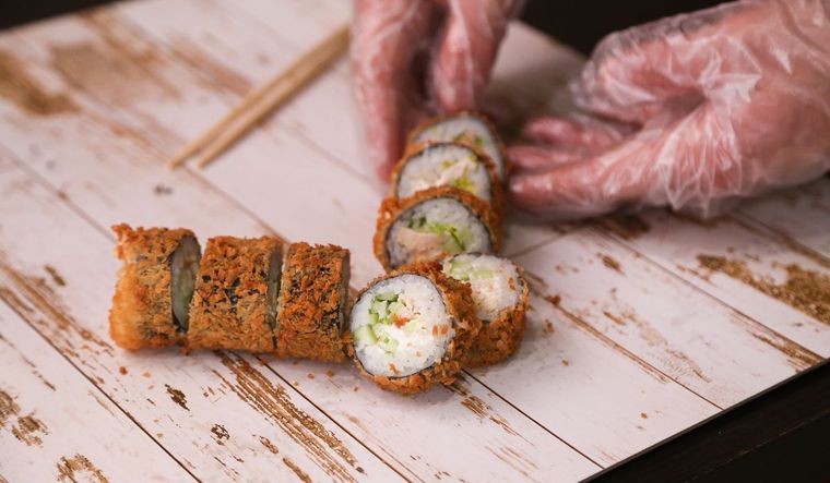 La base del sushi es arroz acompañado de pescado crudo y vegetales. La base del sushi es arroz acompañado de pescado crudo y vegetales.