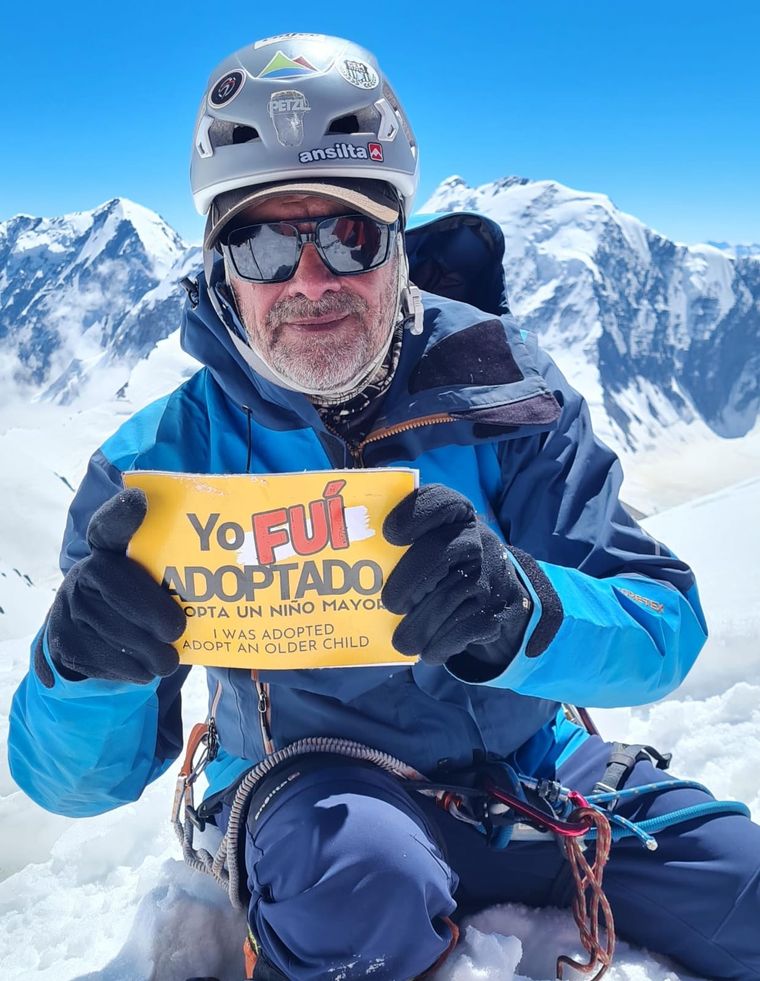 Cada vez que va a la montaña, se toma una foto con un cartel: “Soy agradecido, yo soy adoptado” Foto: Roberto Catalá