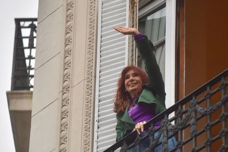 Cristina Fernández de Kirchner y su típico saludo ante la concurrencia, este miércoles, en San José 1111. Foto: Prensa CFK Cristina Fernández de Kirchner y su típico saludo ante la concurrencia, este miércoles, en San José 1111. Foto: Prensa CFK