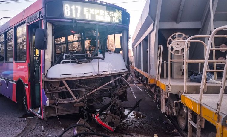 Según testigos, el chofer del colectivo se distrajo e impactó a la formación Foto: Emilce Vargas Ferrara/MDZ