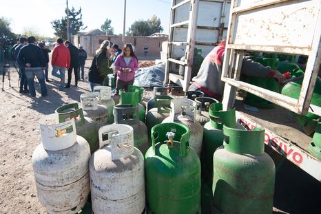 Los usuarios de garrafa de gas inscriptos en el Registro de Subsidios Energéticos Focalizados (ReSEF) tendrán un beneficio en hasta dos garrafas por mes, según la normativa que entra hoy en vigencia. Los usuarios de garrafa de gas inscriptos en el Registro de Subsidios Energéticos Focalizados (ReSEF) tendrán un beneficio en hasta dos garrafas por mes, según la normativa que entra hoy en vigencia.