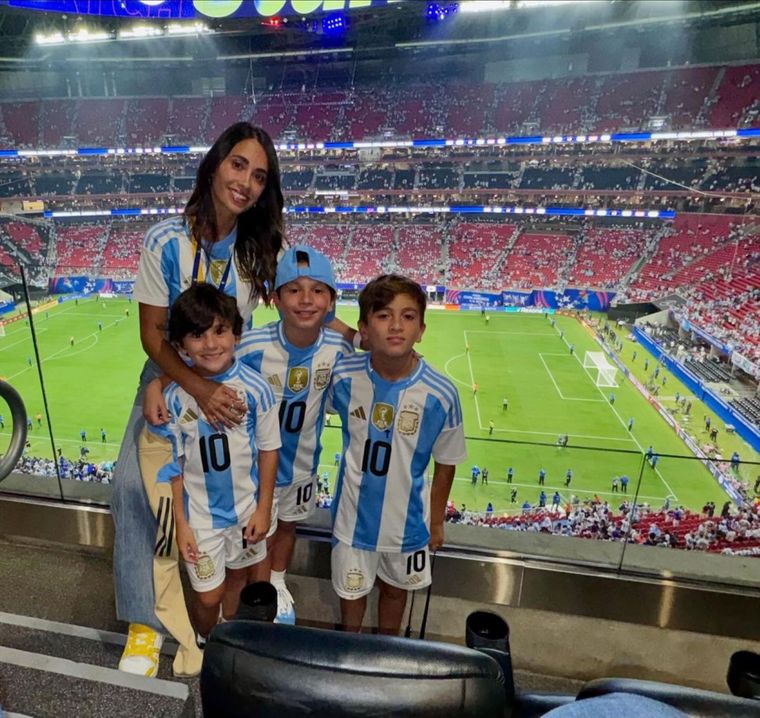 Must-have: los jeans que eligieron Antonela Roccuzzo y Agus Gandolfo en el partido apertura de la Copa América Foto: Instagram