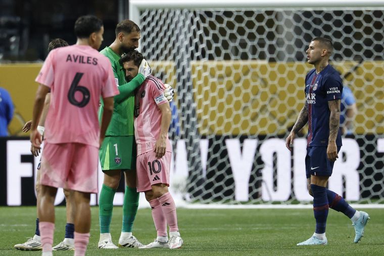 El abrazo fraternal de Gianluigi Donnarumma con Lionel Messi, excompañeros en PSG.