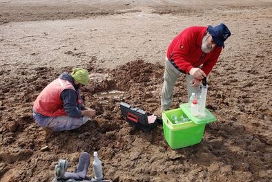 MDZol | En septiembre la investigación de los geólogos tendrá foco en el material arcilloso de la zona. En la foto, Gustavo Pezzani y Ceballos, recolectando muestras en Los Sapitos.