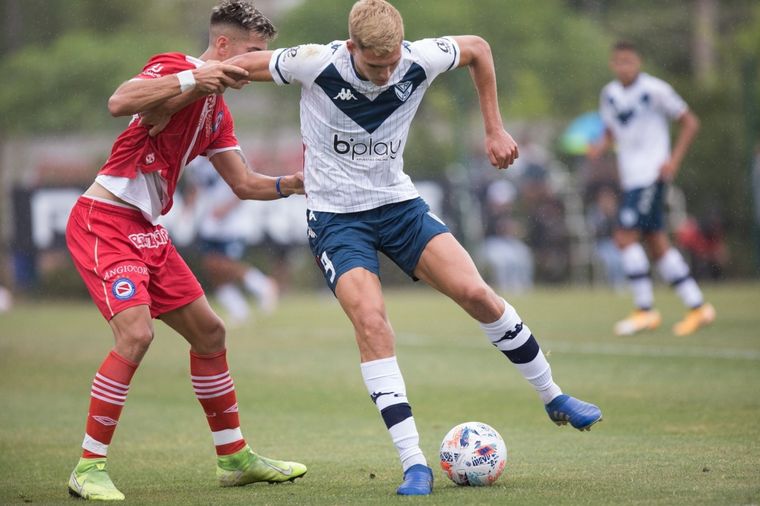 Mateo Seoane y una tremenda entrada a los tres minutos del partido. Foto: @Velez