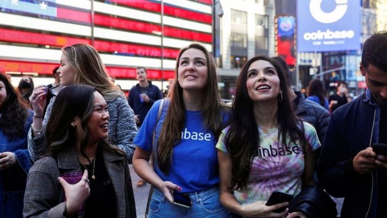 Empleados de Coinbase en Nueva York antes del lanzamiento de la empresa en el Nasdaq. Foto: REUTERS
