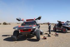 Mattias Ekström arregla el Audi bajo la atenta mirada de Stéphane Peterhansel Foto: A. Vincent / DPPI Images / A.S.O