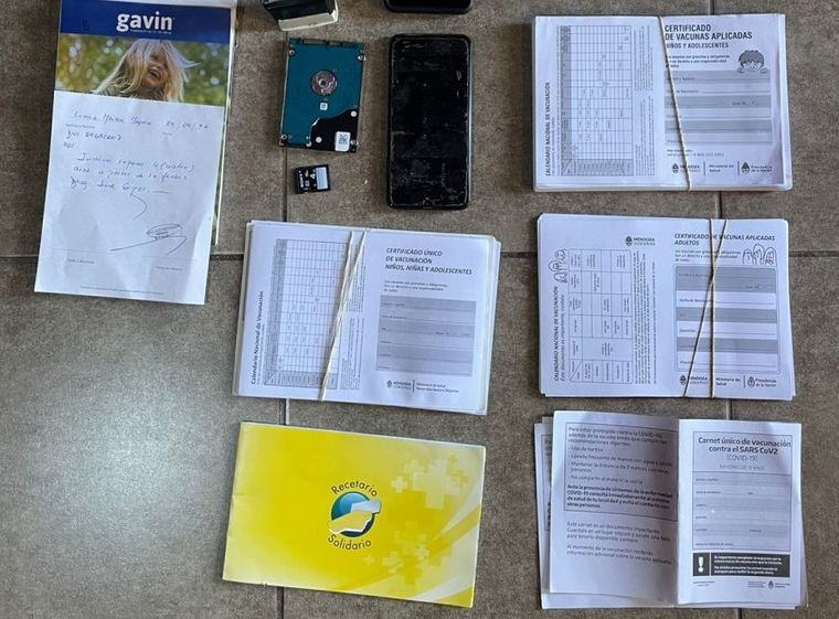 La policía realizó allanamientos tras la denuncia de entrega de certificados truchos de vacunación.