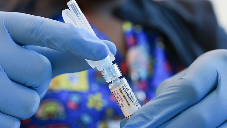 Aunque la pandemia ya pasó, la polémica de las vacunas sigue vigente en la política.