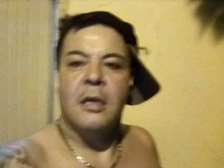 La víctima recibió un disparo por la espalda