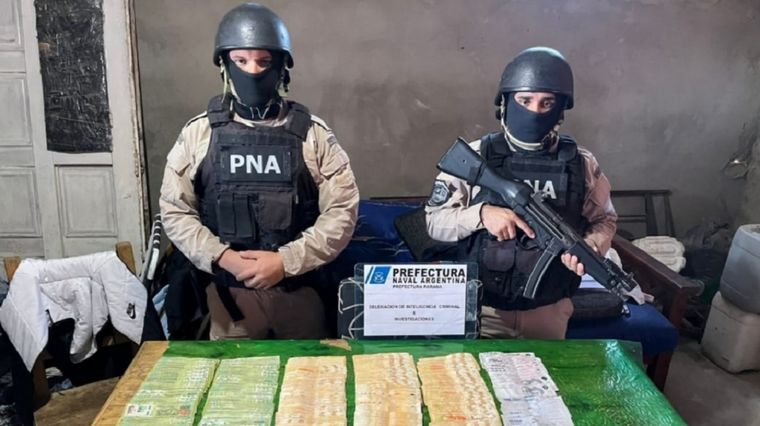 Como resultado del operativo se secuestraron drogas, armas y dinero en efectivo, además siete personas fueron detenidas. Foto: Prefectura Naval Argentina