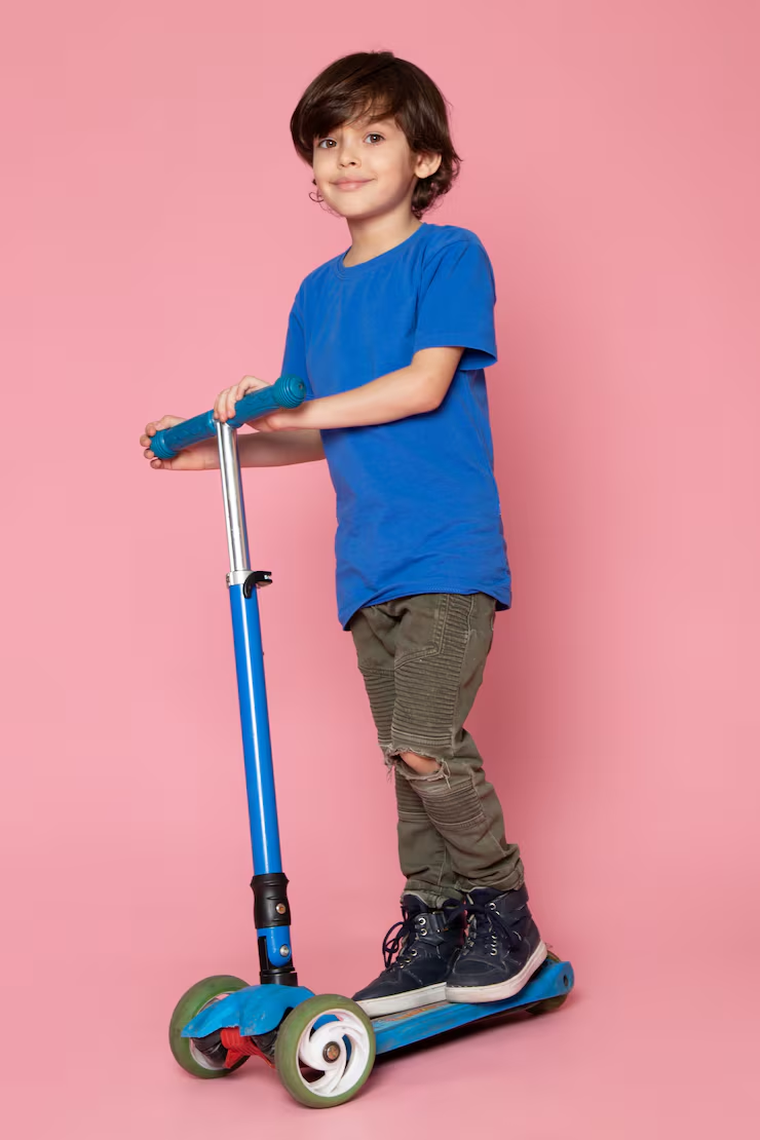 Los monopatines son una excelente elección para jugar al aire libre. Los monopatines son una excelente elección para jugar al aire libre.