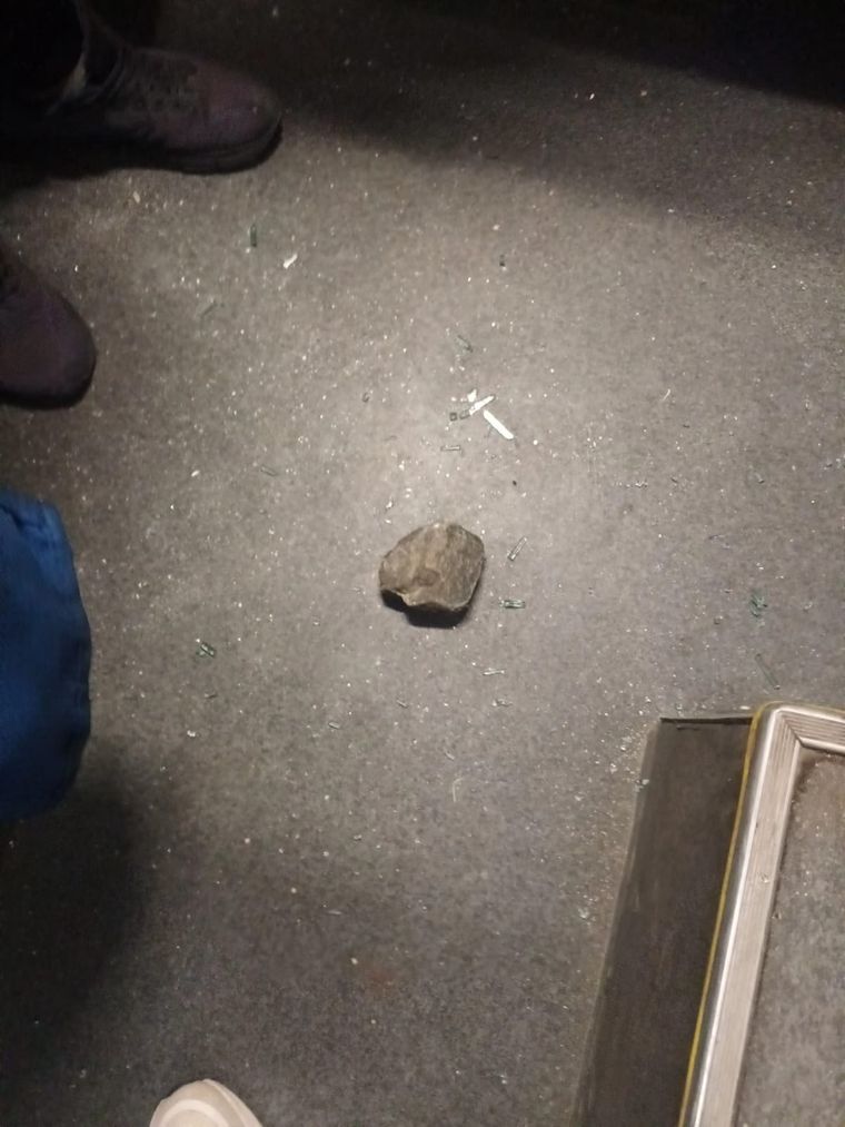 El tamaño de las piedras que arrojaron desconocidos es elocuente. El tamaño de las piedras que arrojaron desconocidos es elocuente.