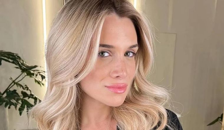 Cami Homs marca tendencia: la blusa ideal para looks de día y noche. Foto: Instagram: @camihoms