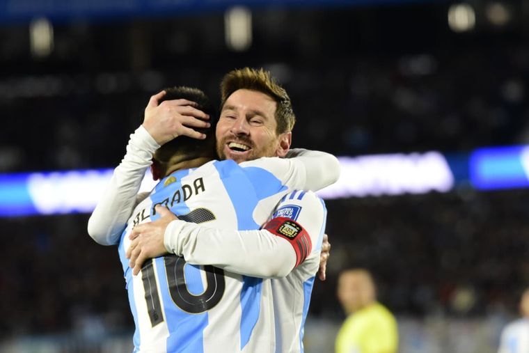 Thiago Almada tiene grandes chances de acompa&ntilde;ar a Lionel Messi en la delantera de la Selecci&oacute;n en el debut mundialista.