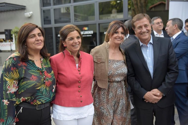 María Pía Persia (rosado) junto a Laura Carbonari, el gobernador Rodolfo Suarez y la senadora nacional Mariana Juri