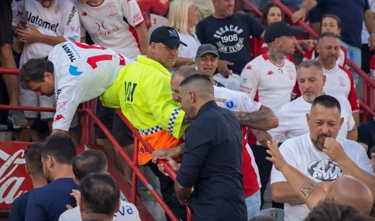 Los tres hinchas de Huracán que agredieron a los jugadores de San Lorenzo recibieron un fuerte castigo por parte del Ministerio de Seguridad.