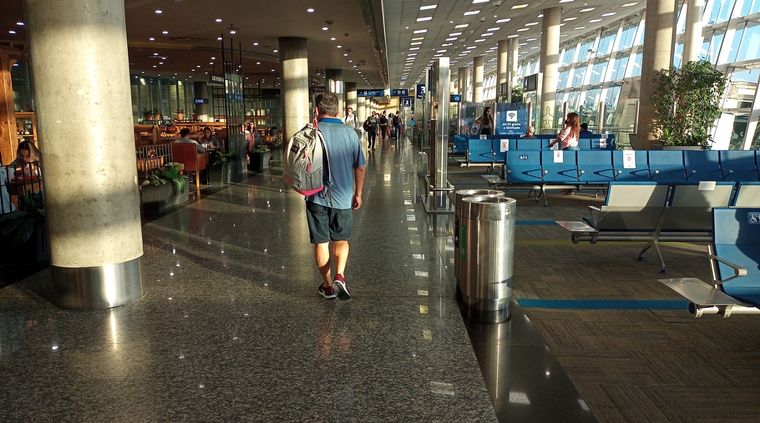 La falta de futuro es una de las cusas principales que los argentinos que deciden emigrar, aun en mucha gente que no tiene apremios económicos en la actualidad Foto: ALF PONCE MERCADO / MDZ