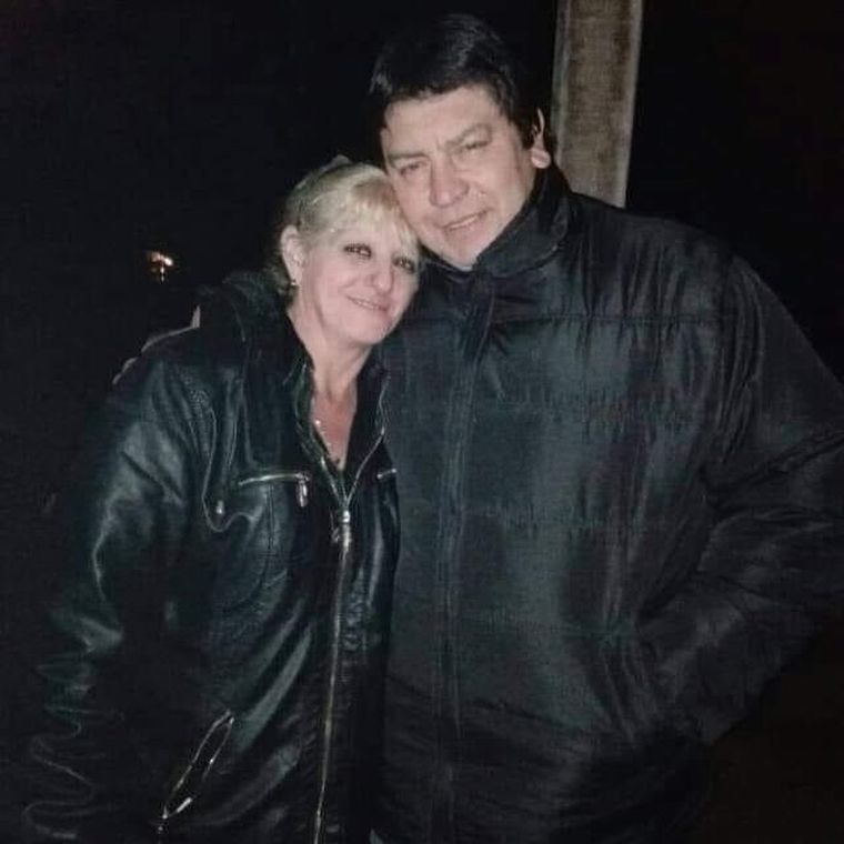 Femicida El agresor junto a su ex pareja, Sandra Benítez.