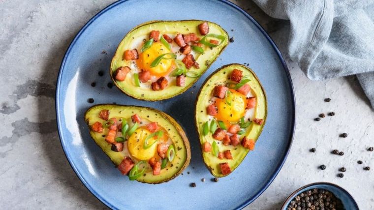 Estos huevos y aguacates al horno son una ideal opción para tus almuerzos Foto: Shutterstock