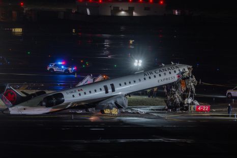 accidente fatal en nueva york: dos muertos tras el choque de un avion de air canada con un camion de bomberos accidente fatal en nueva york: dos muertos tras el choque de un avion de air canada con un camion de bomberos