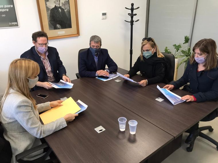 Anabel Fernández Sagasti compartió el proyecto con los legisladores de su partido. Foto: Twitter Adolfo Bermejo.