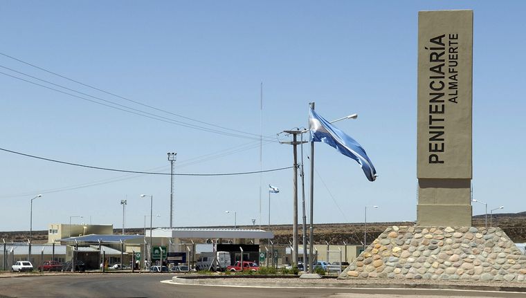 El penal se quedó sin agua e iniciaron un operativo para proveer el servicio mientras reparan la bomba. 