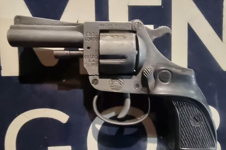 El arma estaba escondida en el interior de la campera de uno de los detenidos. El arma estaba escondida en el interior de la campera de uno de los detenidos.