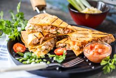 Quesadillas de pollo: receta ideal para cenas rápidas con amigos y familia.