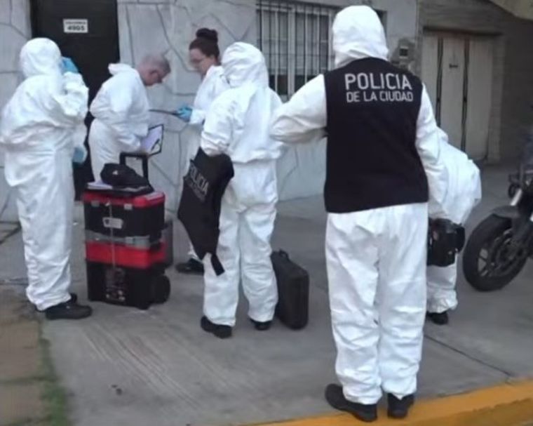 La principal línea de investigación apunta a que la víctima habría sorprendido a delincuentes dentro de su casa.