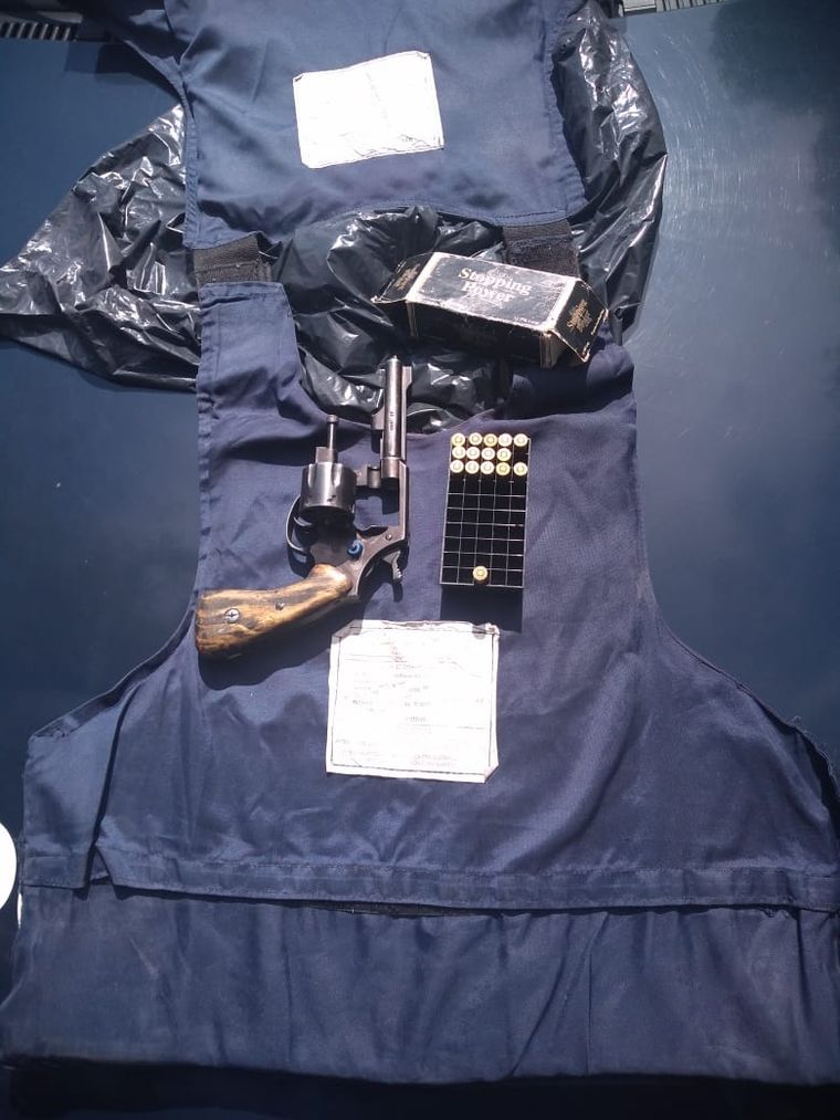 El arma y los chalecos secuestrados.
