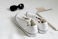 El consejo que necesitabas para dejar tus zapatillas blancas Pon atención si tus zapatillas blancas han perdido el color y están desgastadas. Foto: Pixabay