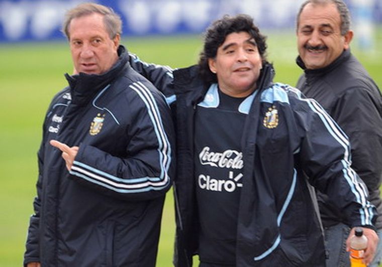 Bilardo, Maradona y Nakis. Todos participes del escándalo. Foto: Fotostelam