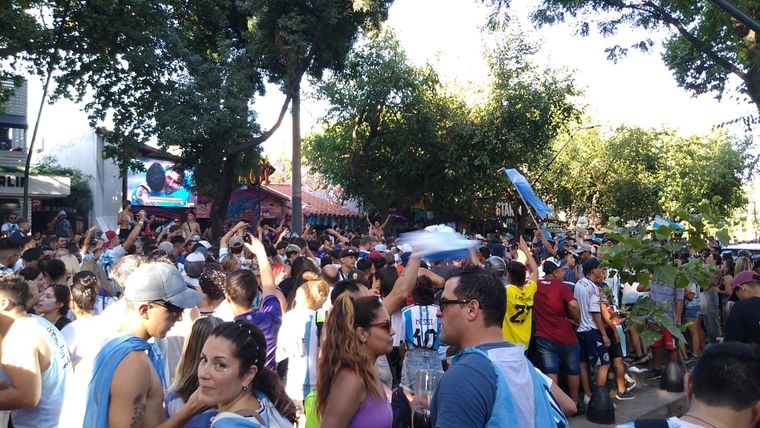 Los mendocinos se volcaron a la calle para festejar.