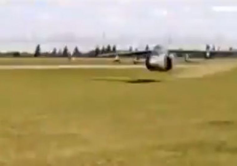 El avión pasa a centímetros del suelo. Foto: captura