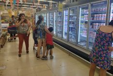Supermercados Buscar precios en medio de la crisis económica, aunque empiezan a desacelerarse los aumentos. Foto: Micaela Blanco Minoli / MDZ