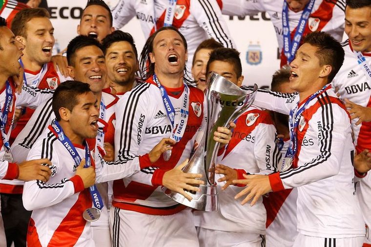 El Keko Villalva junto a Cavenaghi y el equipo que conquistó el Torneo Final 2014. Foto: AP