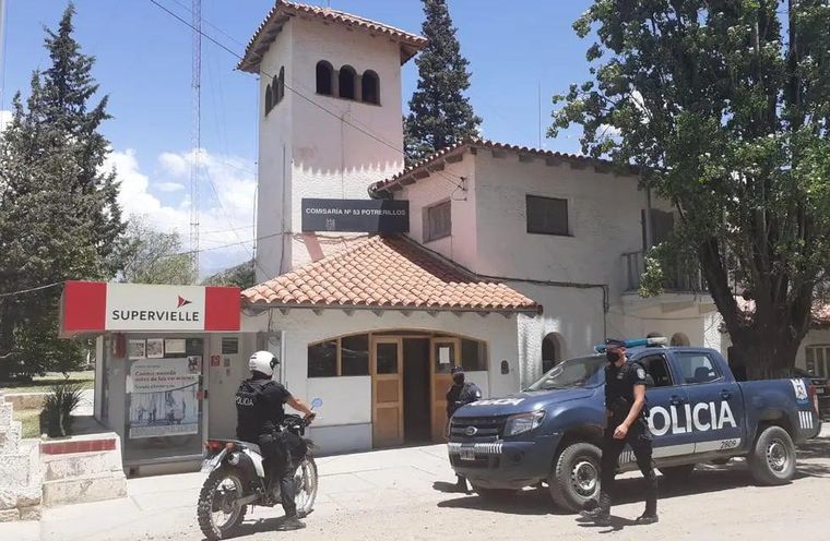 Samuel Andrés Capellán se entregó voluntariamente en la Comisarísa 53 de Potrerillos, en Luján de Cuyo. Samuel Andrés Capellán se entregó voluntariamente en la Comisarísa 53 de Potrerillos, en Luján de Cuyo.
