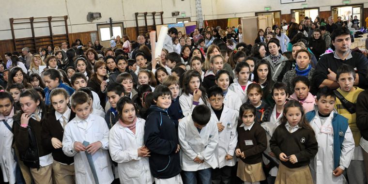 Los chicos participantes, expectantes del resultado con las ganadores. Foto: Ariel Jalley/mediamza.com