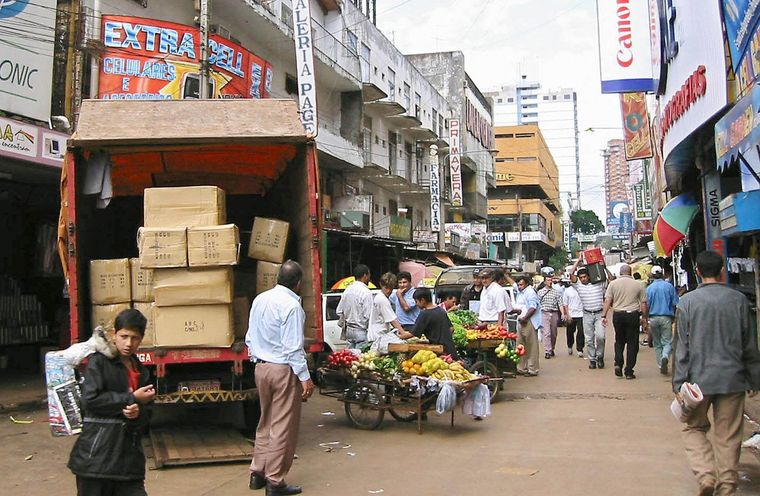 Las compras de repuestos, insumos y hasta alimentos del otro lado de la frontera es una práctica que está creciendo en las provincias del nordeste del país. Foto: Archivo NA