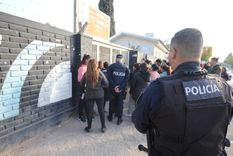 Padres de alumnos se manifestaron en la escuela Cartellone luego de que detuvieran a un celador acusado de abuso sexual Foto: Alf Ponce Mercado/MDZ