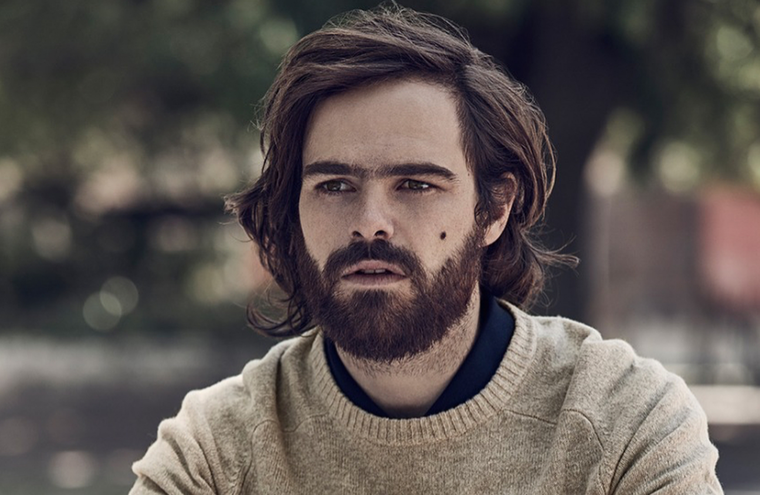 El look canchero de Peter Lanzani en la Costa Azul. Foto: Instagram @lanzanipeter